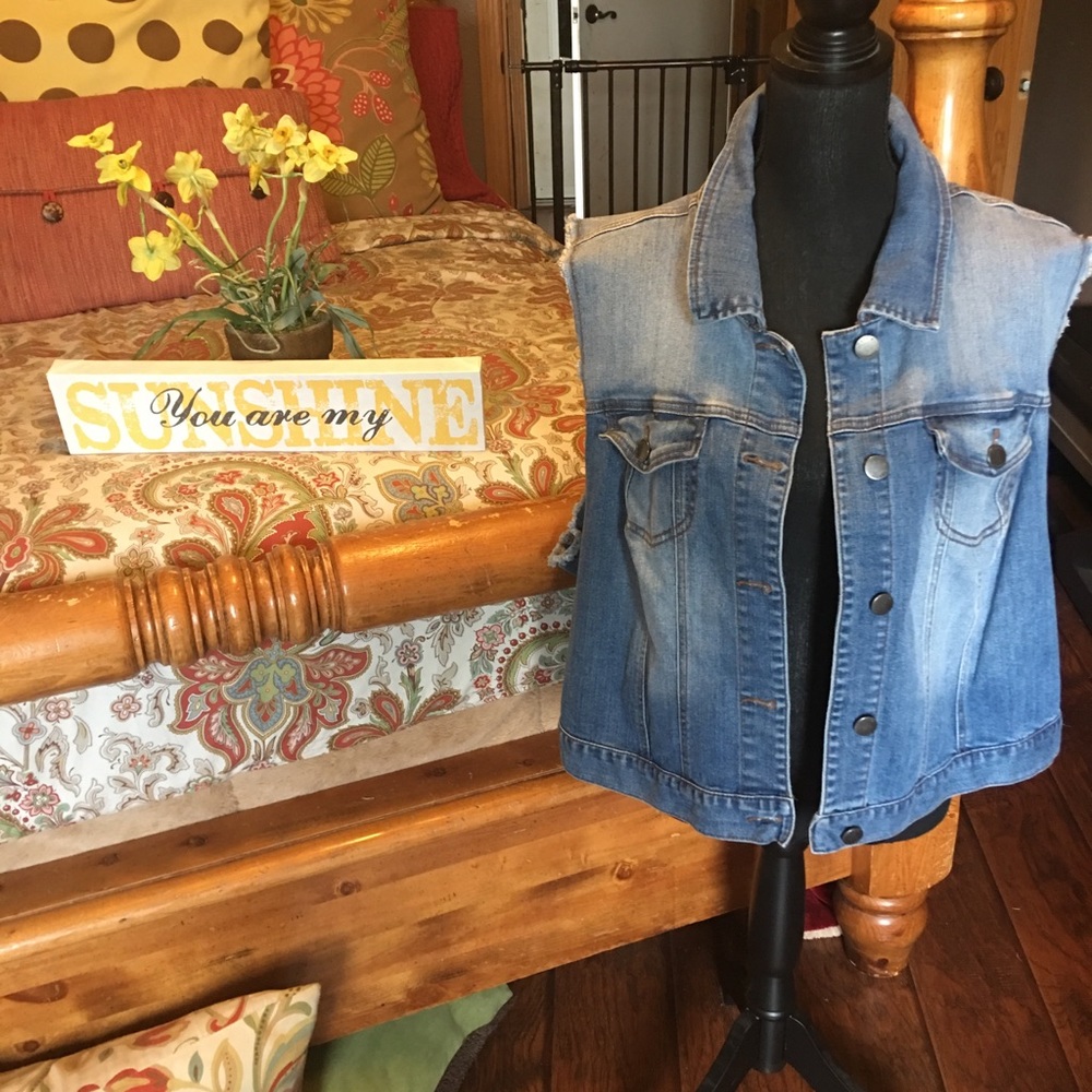 Torrid size 4 women’s jean vest